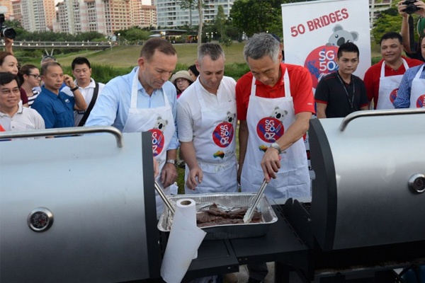 Abbott dan PM Singapura Barbekyu Bersama