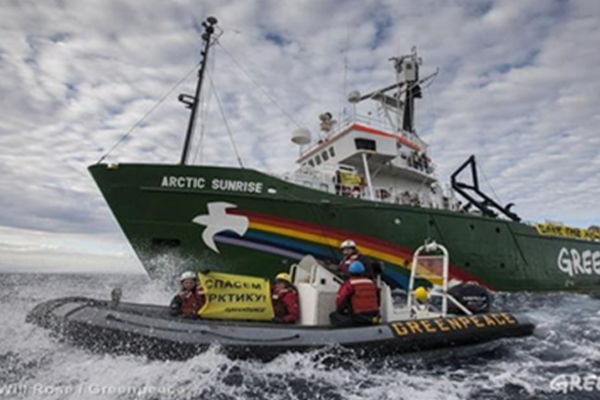 Greenpeace Protes dan Halangi Ekplorasi Minyak di Artik Utara