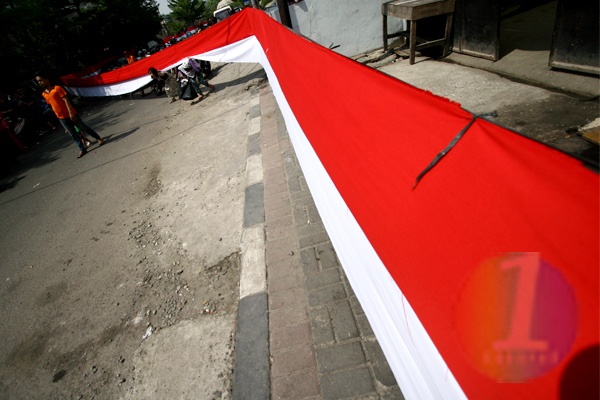 Ibu-ibu Jahit Bendera Merah Putih Sepanjang 500 Meter