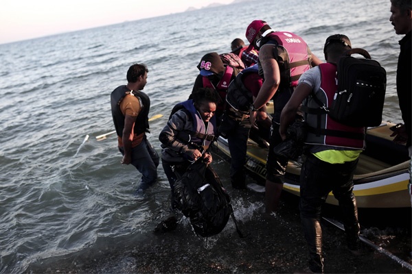 Gelombang Migran Duduki Pantai Yunani