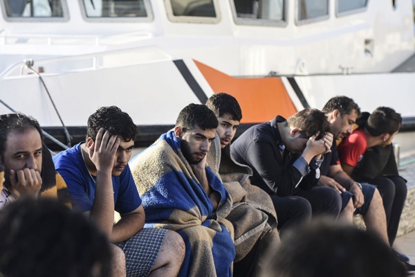 Gelombang Migran Duduki Pantai Yunani