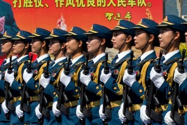 Tiongkok Tampilkan Prajurit Perempuan di  Tiananmen 
