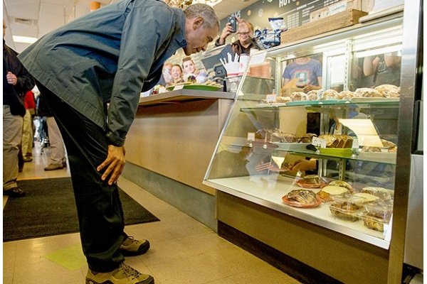Obama Borong Semua Roti Cinnamon Roll di Kafe Alaska