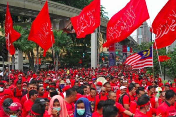 Kaos Merah Pendukung Pemerintah Malaysia Berunjuk Rasa