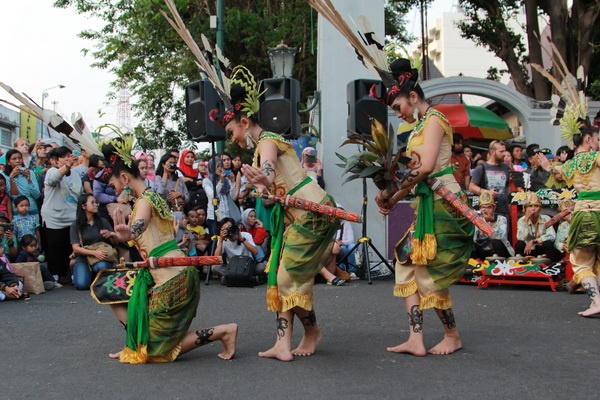 Manggatang Utus Budaya Huma Betang di Malioboro Yogyakarta