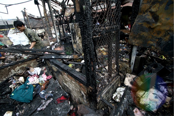 Ratusan Kios Hangus Terbakar di Pasar Lontar