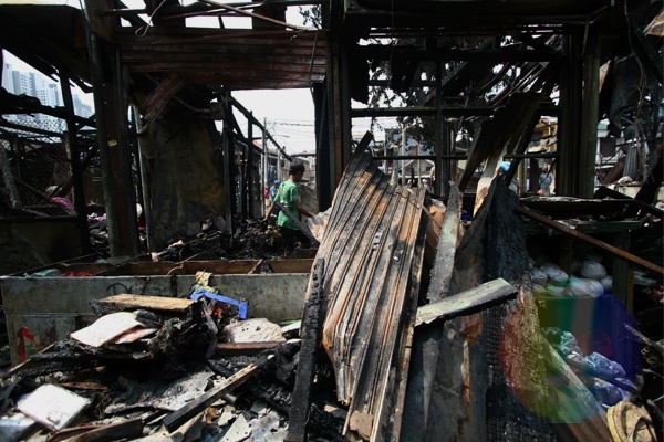 Ratusan Kios Hangus Terbakar di Pasar Lontar