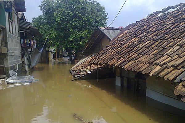 Hujan Semalam, Banjir Tiga Meter Landa Kawasan Cawang