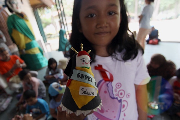 Anak-anak Antusias Membuat Boneka Ondel-ondel Mini