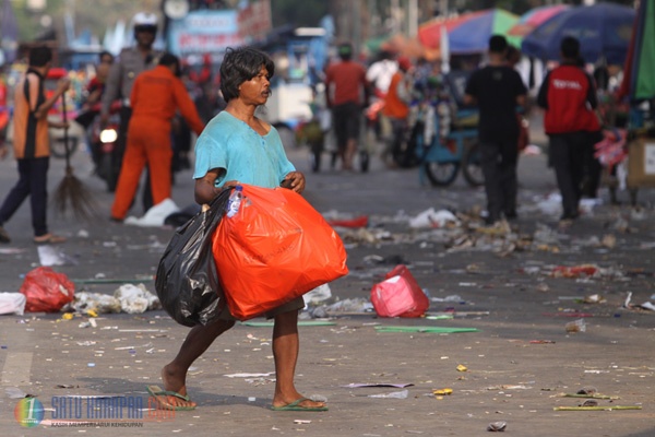 Petugas Sibuk Bersihkan Sampah Sisa Demo Buruh