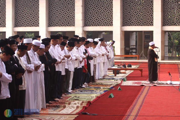 Wapres dan Ribuan Umat Islam Gelar Salat Istisqa di Masjid Istiqlal