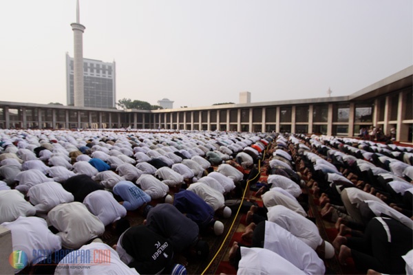 Wapres dan Ribuan Umat Islam Gelar Salat Istisqa di Masjid Istiqlal