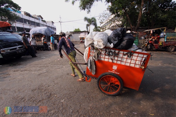 Sampah Menumpuk di TPS Pasar Minggu Pasca Pemblokiran 