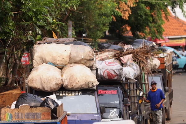 Sampah Menumpuk di TPS Pasar Minggu Pasca Pemblokiran 