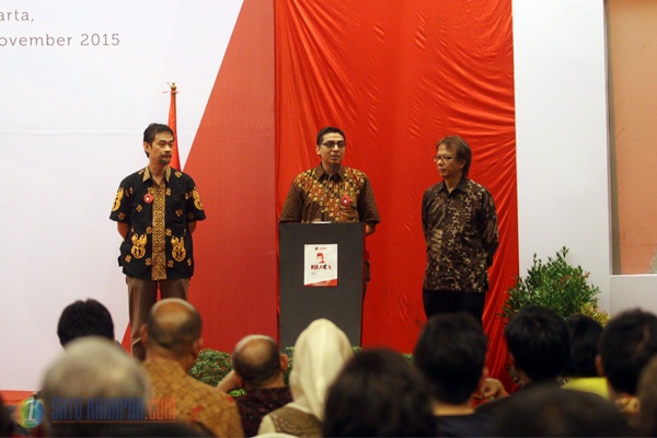 Tri Rismaharini dan Bupati Batang Menerima Penghargaan Antikorupsi 