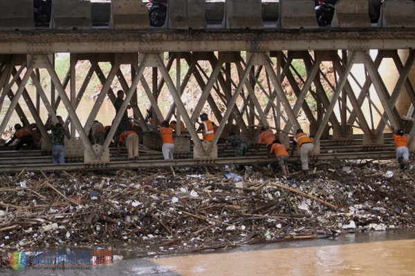 Sampah Menumpuk di Sungai Ciliwung Kalibata Akibat Hujan 
