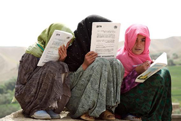 Potret Anak-anak Afghanistan tetap Sekolah di Tengah Konflik Bersenjata