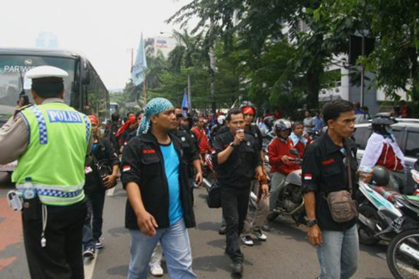 Ratusan Buruh Berunjuk Rasa di Kemenakertrans