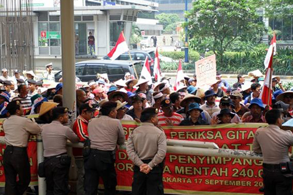 Petani Tebu Berdemostrasi di Depan Gedung KPK
