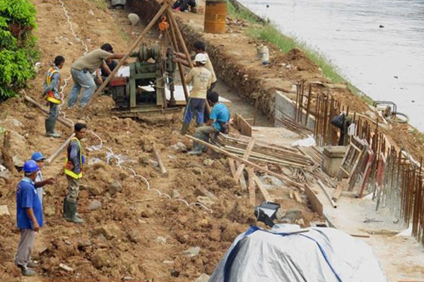 Perbaikan Tanggul Jebol di Ciliwung Masih Terus Dikerjakan