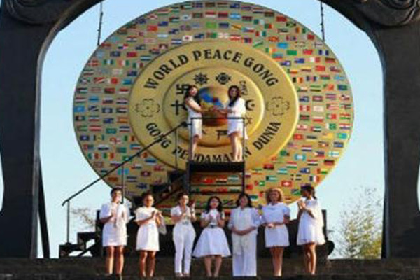 Miss World Bunyikan Gong Perdamaian di Hari Perdamaian Dunia