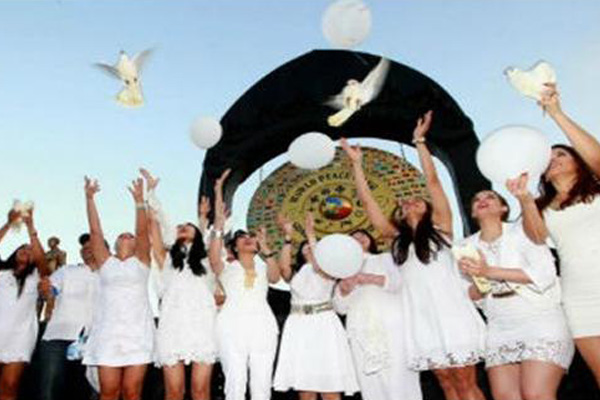 Miss World Bunyikan Gong Perdamaian di Hari Perdamaian Dunia