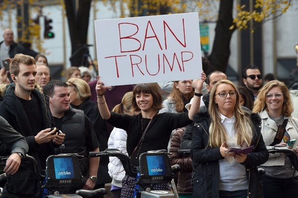 Aksi Protes Usulan Trump Terhadap Umat Muslim