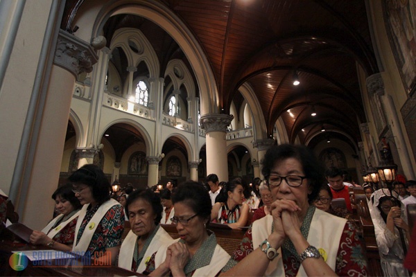 Misa Malam Natal di Gereja Katedral Berlangsung Khidmat
