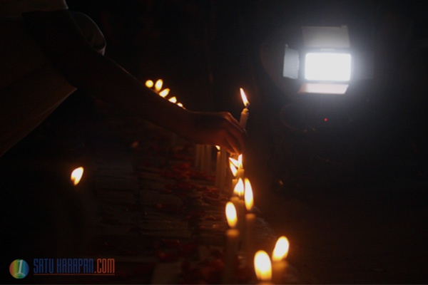 Aksi Nyalakan Lilin Tanda Duka untuk Teror Sarinah