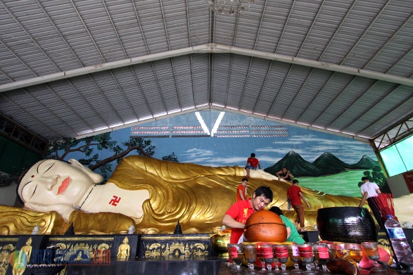 Jelang Imlek Patung Budha Tidur Dimandikan