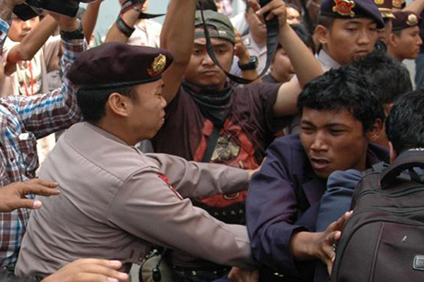 Demo BEM Tuntut Tuntaskan Kasus Bank Century Bentrok di Depan Kantor KPK