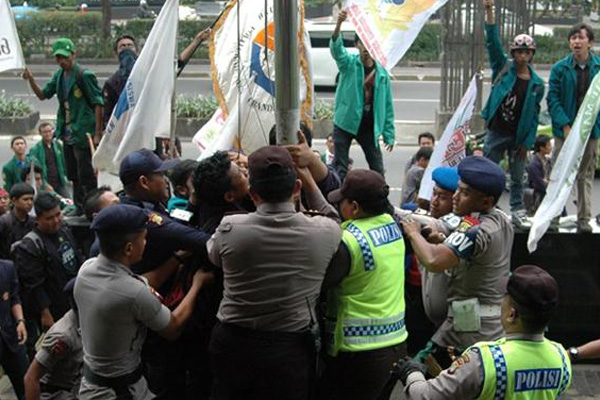 Demo BEM Tuntut Tuntaskan Kasus Bank Century Bentrok di Depan Kantor KPK