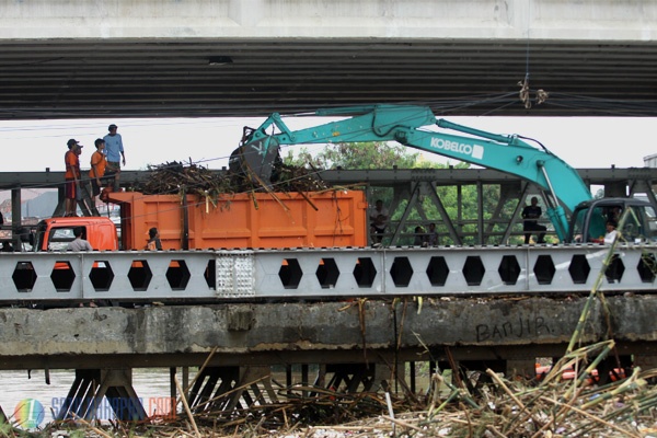 Sampah Kiriman Menumpuk di Jembatan Kalibata