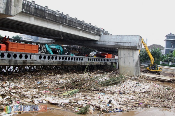 Sampah Kiriman Menumpuk di Jembatan Kalibata