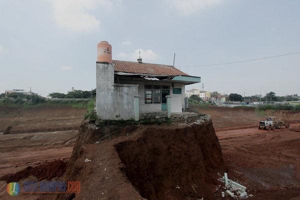 Bangunan Musala di Tengah Projek Tol Cijago masih Berdiri