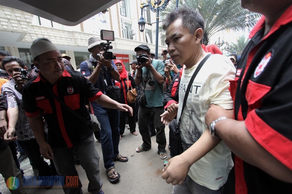 Puluhan Relawan DKR Demo Kantor BPJS cabang Depok