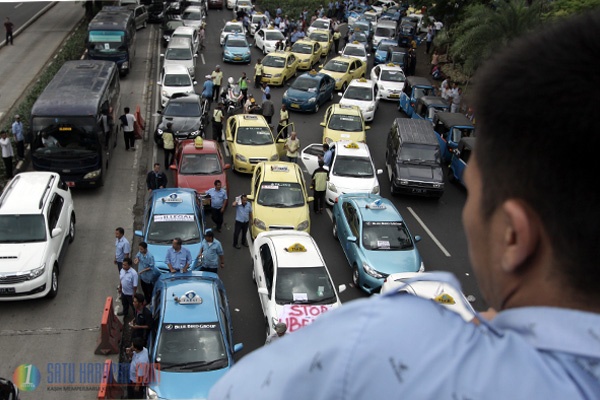Ribuan Sopir Taksi Demo di DPR Tuntut Hapus Taksi Ilegal