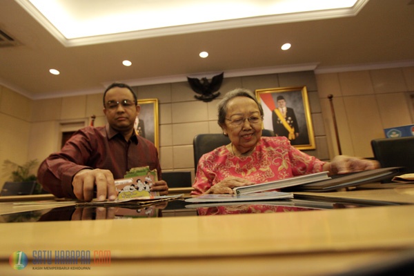 Menteri Anies Terima Karya Buku Pak Raden Minta Dilestarikan