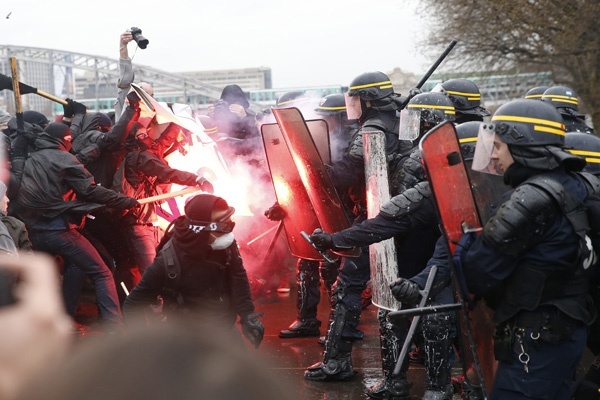 Unjuk Rasa Buruh di Prancis Terus Bergulir