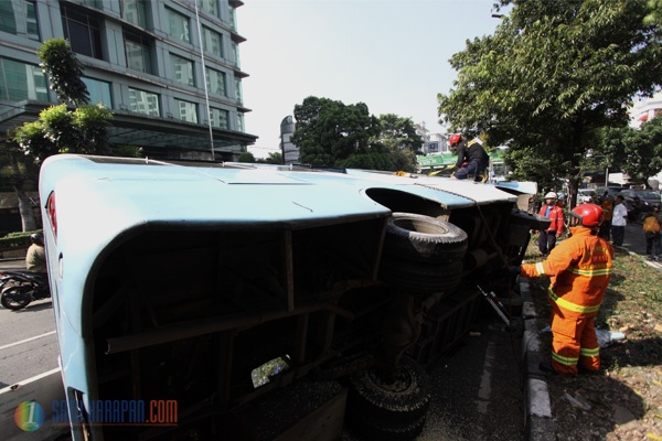 Bus Kopaja Transjakarta Terbalik di Jalan Buncit Raya