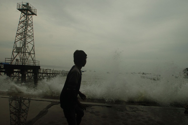 Pesisir Pantai Indonesia Dilanda Banjir Rob dan Abrasi 