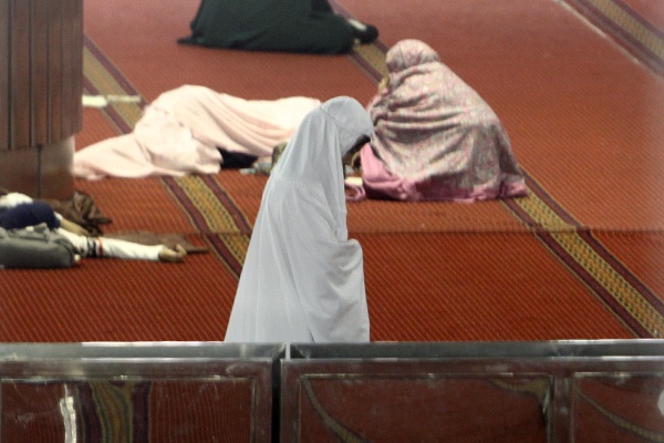 Aktivitas Menunggu Waktu Berbuka Puasa di Masjid Istiqlal