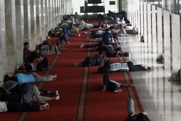 Aktivitas Menunggu Waktu Berbuka Puasa di Masjid Istiqlal