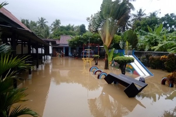 Detik-detik Saat Banjir Menggenangi Gereja di Purworejo 