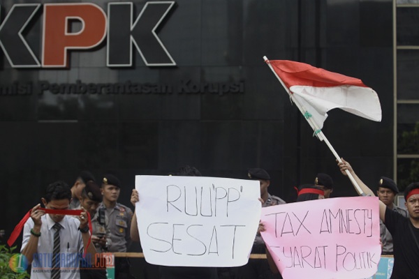 Puluhan Massa Fitra Demo Tolak Tax Amnesty 