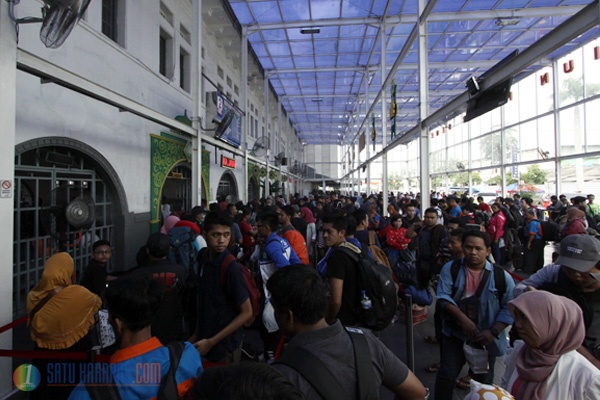 Ribuan Pemudik Padati Stasiun Kereta Pasar Senen