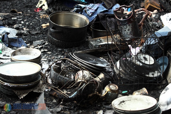 Warga Bersihkan Puing Pasca Kebakaran di Simprug