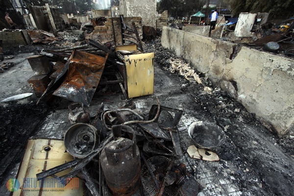 Warga Bersihkan Puing Pasca Kebakaran di Simprug