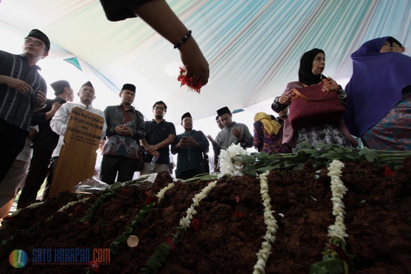 Husni Kamil Manik Dimakamkan di TPU Jeruk Purut