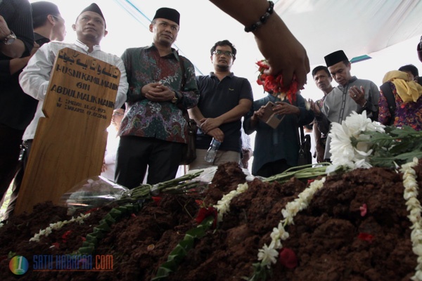 Husni Kamil Manik Dimakamkan di TPU Jeruk Purut